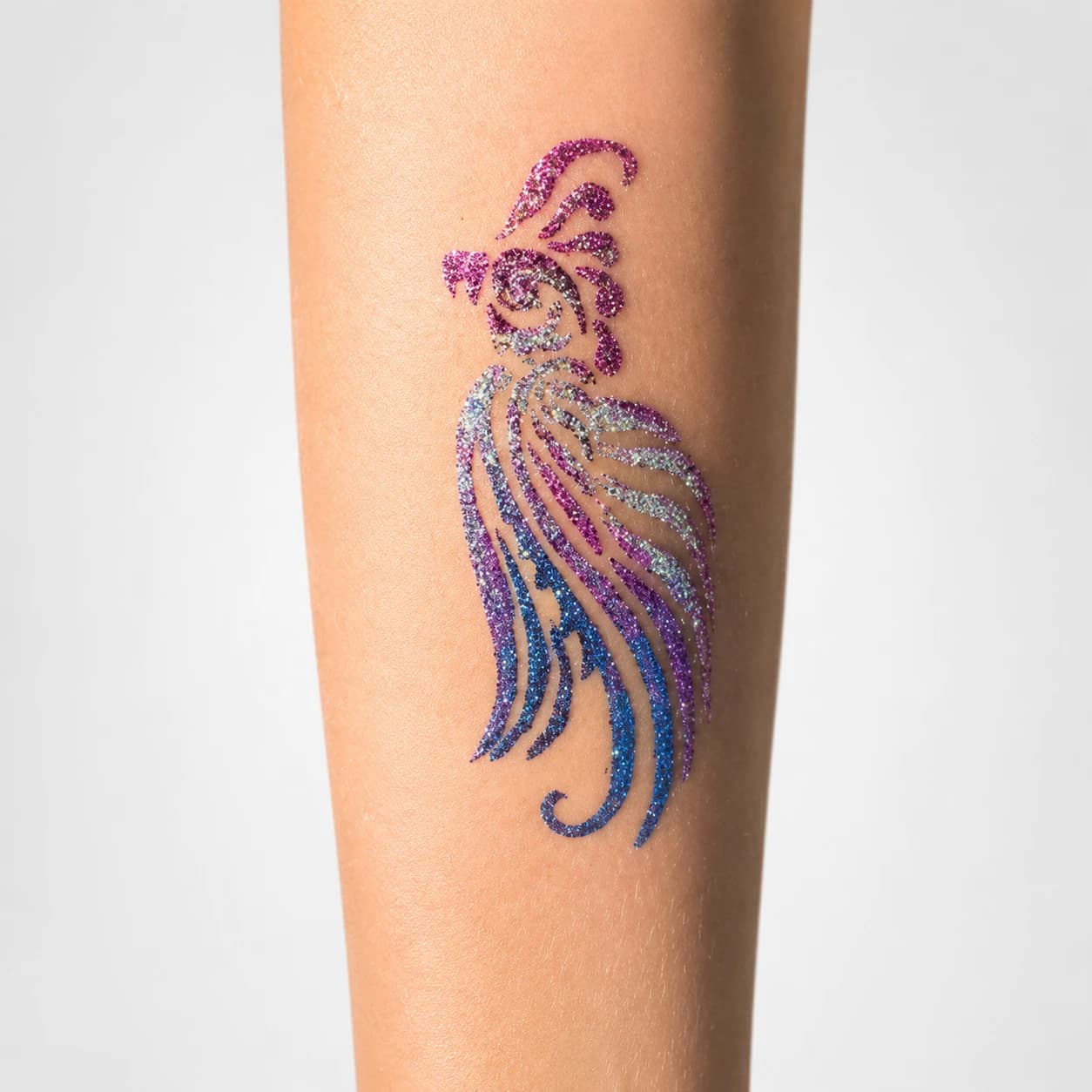 Glitzertattoo auf einem Arm eines Kindes